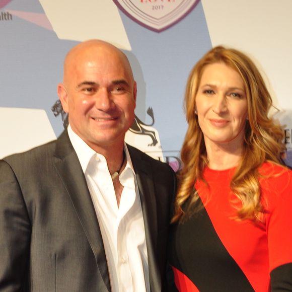 Depuis 1999, les deux stars du tennis filent le parfait amour ! A rappeler que le tandem s'est marié en 2001 avant d'accueillir deux enfants ensemble : Jaden Gil ( 2001) et leur fille Jaz Elle (2003).

Andre Agassi et Steffi Graf - People à la soirée "The Keep Memory Alive - 21st Power Of Love" à Las Vegas le 27 avril 2017