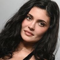Kylie Jenner : sa fille Stormi pose avec des tresses roses pour sa marque Khy et est déjà très à l’aise devant l’objectif