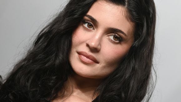 Kylie Jenner : sa fille Stormi pose avec des tresses roses pour sa marque Khy et est déjà très à l’aise devant l’objectif
