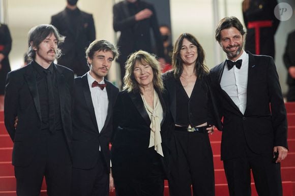 Maxime Delauney, Mathieu Ageron, Jane Birkin (habillée en Céline) et sa fille Charlotte Gainsbourg, Romain Rousseau - Montée des marches du film «Jane par Charlotte» lors du 74ème Festival International du Film de Cannes. Le 7 juillet 2021
© Borde-Jacovides-Moreau / Bestimage
