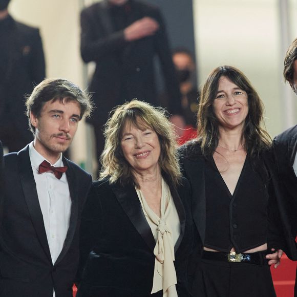 Maxime Delauney, Mathieu Ageron, Jane Birkin (habillée en Céline) et sa fille Charlotte Gainsbourg, Romain Rousseau - Montée des marches du film «Jane par Charlotte» lors du 74ème Festival International du Film de Cannes. Le 7 juillet 2021
© Borde-Jacovides-Moreau / Bestimage