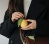 Les formats géométriques et carrés apportent, eux, une touche de sophistication supplémentaire aux silhouettes.