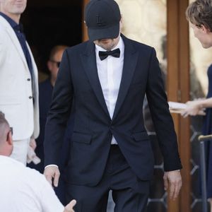 Le comédien arborait un costume bleu marine sobrement accessoirisé d’une casquette.

Leonardo DiCaprio quitte l'hôtel Gritti pour assister à la cérémonie de mariage sur l'île de San Giorgio avant le mariage de Jeff Bezos et Lauren Sanchez, le 27 juin 2025 à Venise, en Italie. Photo par Marco Piovanotto/ABACAPRESS.COM