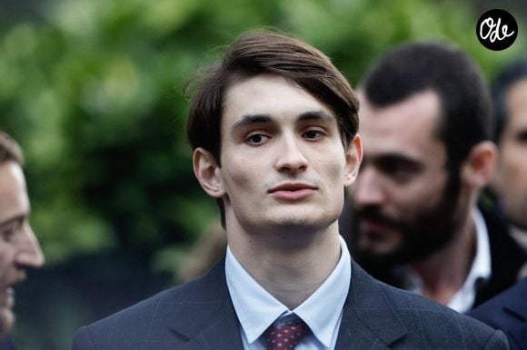 Le 30 juillet dernier, il a partagé ses clichés de Tolède sur Instagram.
Aurélien Enthoven - La famille et les soutiens de Nicolas Sarkozy se sont réunis devant son domicile le jour de son incarcération à la prison de la Santé à Paris le 21 octobre 2025. © Moreau / Jacovides / Bestimage