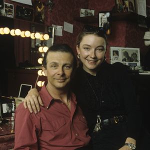 En France, à Paris, au théâtre du Palais Royal, Roland Giraud et sa fille Géraldine en mai 1992.