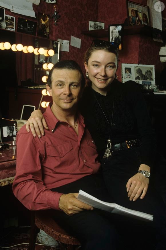 En France, à Paris, au théâtre du Palais Royal, Roland Giraud et sa fille Géraldine en mai 1992.