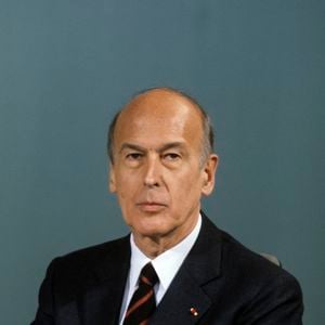 Archives -  En France, à Paris, sur le plateau de TF1, Valéry Giscard d'Estaing posant en 1984. @Michel CROIZARD via Bestimage