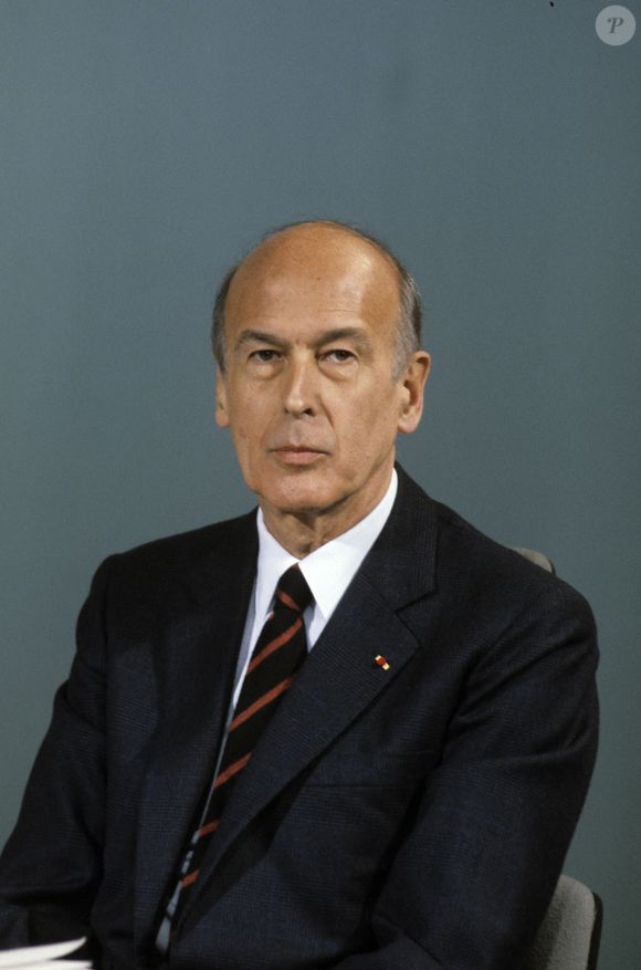 Archives -  En France, à Paris, sur le plateau de TF1, Valéry Giscard d'Estaing posant en 1984. @Michel CROIZARD via Bestimage