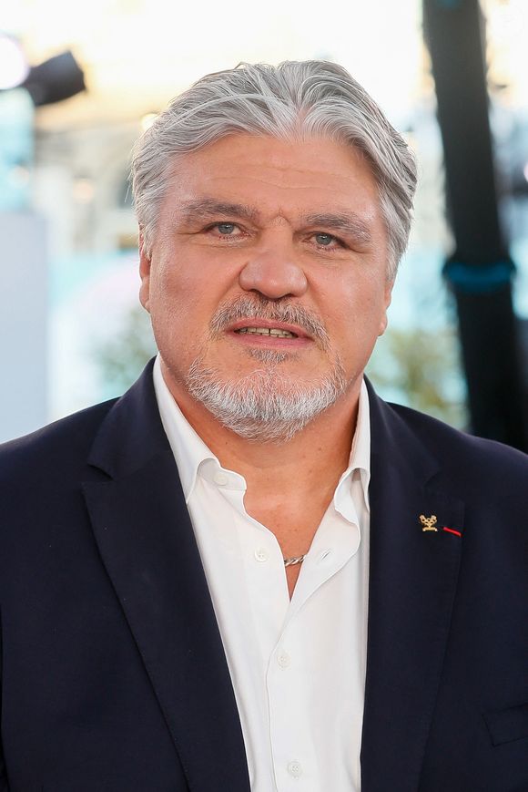 Mais David Douillet n'est pas qu'un mari épanoui, c'est aussi un papa comblé.

Exclusif - David Douillet sur le plateau de l'émission "Paris accueille la flamme Olympique".

Photo : Christophe Clovis / Bestimage