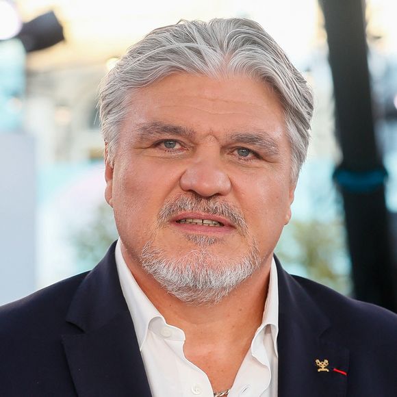 Mais David Douillet n'est pas qu'un mari épanoui, c'est aussi un papa comblé.

Exclusif - David Douillet sur le plateau de l'émission "Paris accueille la flamme Olympique".

Photo : Christophe Clovis / Bestimage