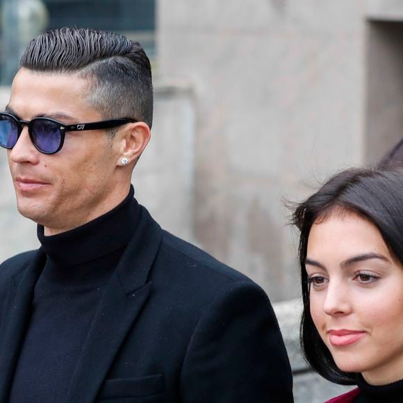 Entre des ballons géants formant le prénom "Bella" et un bar à bonbons entièrement customisé aux couleurs néons du show, la décoration a bluffé leurs abonnés.

Cristiano Ronaldo quitte le tribunal avec sa compagne Georgina Rodríguez à Madrid le 22 janvier 2019. 

©BestImage