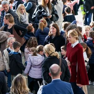 La princesse Charlène de Monaco au Grimaldi Forum, accompagnée du champion monégasque de descente en apnée, Pierre Frolla, et la nouvelle directrice de sa Fondation Mme Anne Boggio, pour accueillir tous les élèves de Cours Préparatoire (CP) de Monaco (316 enfants) pour une matinée de sensibilisation à la prévention de la noyade à Monaco, le 28 novembre 2025. Claudia Albuquerque/Bestimage
