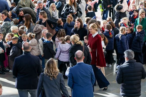 La princesse Charlène de Monaco au Grimaldi Forum, accompagnée du champion monégasque de descente en apnée, Pierre Frolla, et la nouvelle directrice de sa Fondation Mme Anne Boggio, pour accueillir tous les élèves de Cours Préparatoire (CP) de Monaco (316 enfants) pour une matinée de sensibilisation à la prévention de la noyade à Monaco, le 28 novembre 2025. Claudia Albuquerque/Bestimage