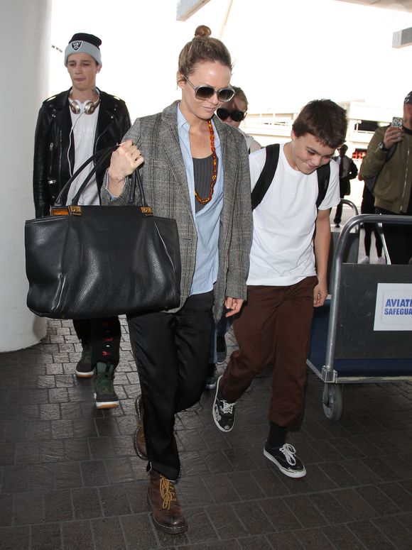 Vanessa Paradis arrive avec ses enfants Lily-Rose Depp et Jack Depp à l’aéroport de LAX à Los Angeles.  Le 21 mars 2016 (FAMEFLYNET / BESTIMAGE).