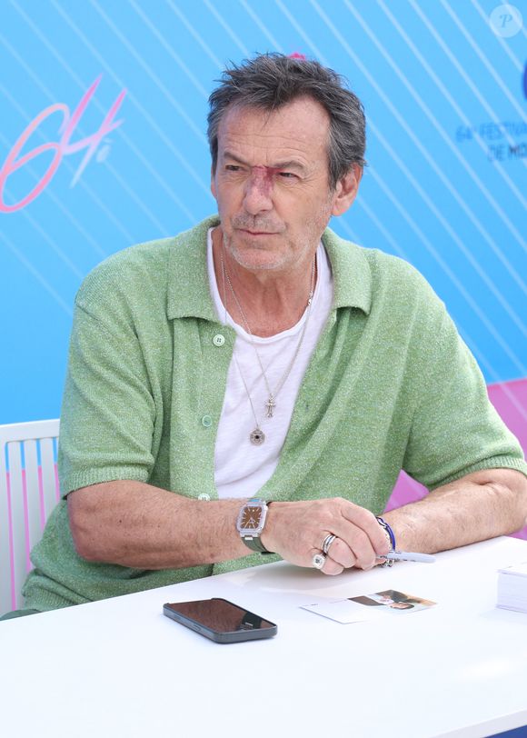 Une longévité record qui laisse place à quelques interrogations.

Jean-Luc Reichmann - Photocall de "Demain nous appartient" (DNA) lors du 64ème Festival de Télévision de Monte Carlo au Grimaldi Forum de Monaco le 14 juin 2025.
© Denis Guignebourg / Bestimage