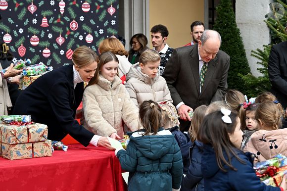 Le prince Albert II de Monaco, la princesse Charlene et leurs enfants la princesse Gabriella et le prince héréditaire Jacques ont accueilli les enfants monégasque pour le traditionnel arbre de Noël du Palais à Monaco, le 17 décembre 2025.  © Bruno Bebert/Bestimage