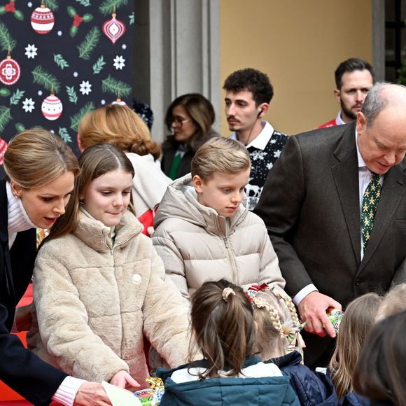Le prince Albert II de Monaco, la princesse Charlene et leurs enfants la princesse Gabriella et le prince héréditaire Jacques ont accueilli les enfants monégasque pour le traditionnel arbre de Noël du Palais à Monaco, le 17 décembre 2025.  © Bruno Bebert/Bestimage