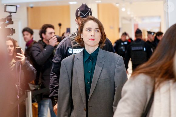 Adèle Haenel arrive au tribunal - Le réalisateur Christophe Ruggia, poursuivi pour agressions sexuelles envers la comédienne Adèle Haenel, condamné à deux de prison ferme avec port de bracelet électronique va faire appel de la décision, au tribunal judiciaire de Paris, France, le 3 février 2025. © Christophe Clovis/Bestimage