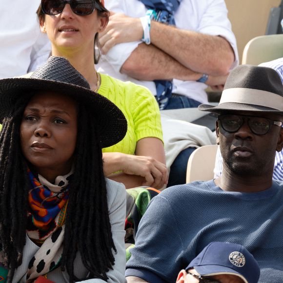 L’ancien footballeur portait un chapeau et des lunettes de vue tandis que sa femme avait opté pour un chapeau et un beau foulard

Kareen Guiock Thuram, Lilian Thuram en tribune lors de la finale masculine 2025 de Roland Garros le 08 juin 2025 à Paris, France. Photo by Nasser Berzane/ABACAPRESS.COM