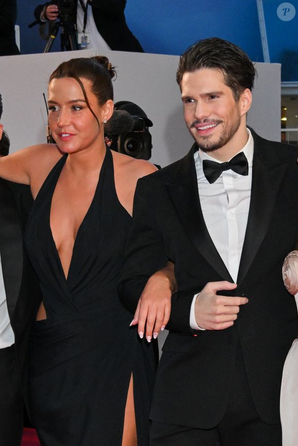Une idylle d’autant plus singulière que, comme le révèlent nos confrères de Paris Match, les deux acteurs ont finalement passé très peu de temps ensemble sur le plateau

Adèle Exarchopoulos, François Civil - Descente des marches du film " L'amour ouf " lors du 77ème Festival International du Film de Cannes, au Palais des Festivals à Cannes. Le 23 mai 2024
© Bruno Bebert / Bestimage