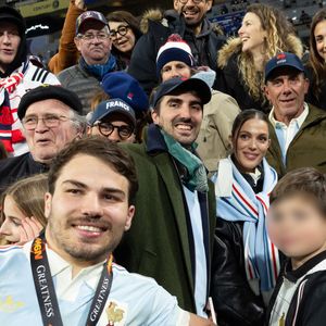 Exclusif - Antoine Dupont, Iris Mittenaere, Clément, frère d'A.Dupont, Marie-Pierre Galès, mère de A.Dupont lors du match de rugby du Tournoi des Six Nations France contre Angleterre au Stade de France à Saint-Denis le 14 mars 2026. © AGENCE / BESTIMAGE