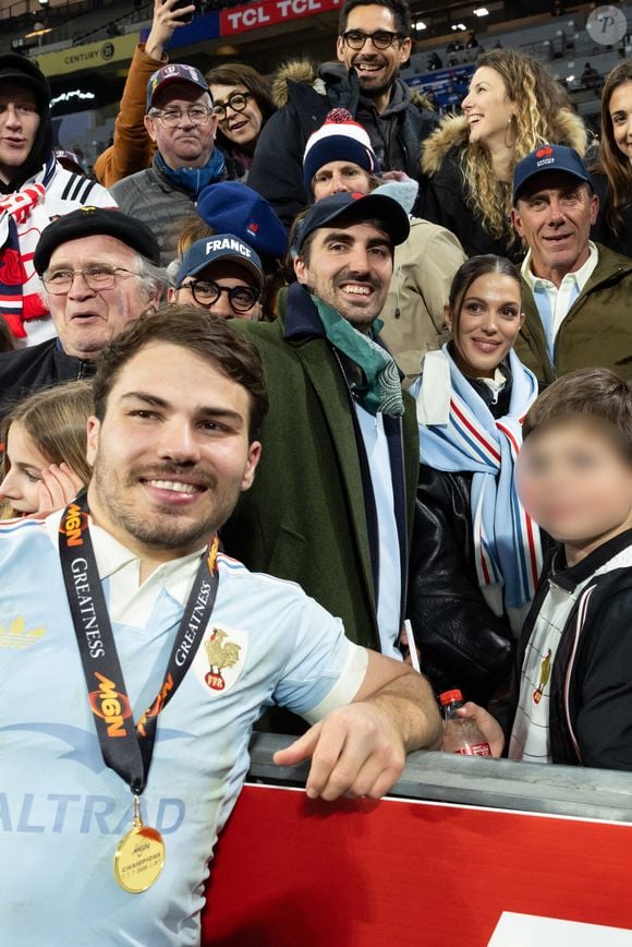 Exclusif - Antoine Dupont, Iris Mittenaere, Clément, frère d'A.Dupont, Marie-Pierre Galès, mère de A.Dupont lors du match de rugby du Tournoi des Six Nations France contre Angleterre au Stade de France à Saint-Denis le 14 mars 2026. © AGENCE / BESTIMAGE