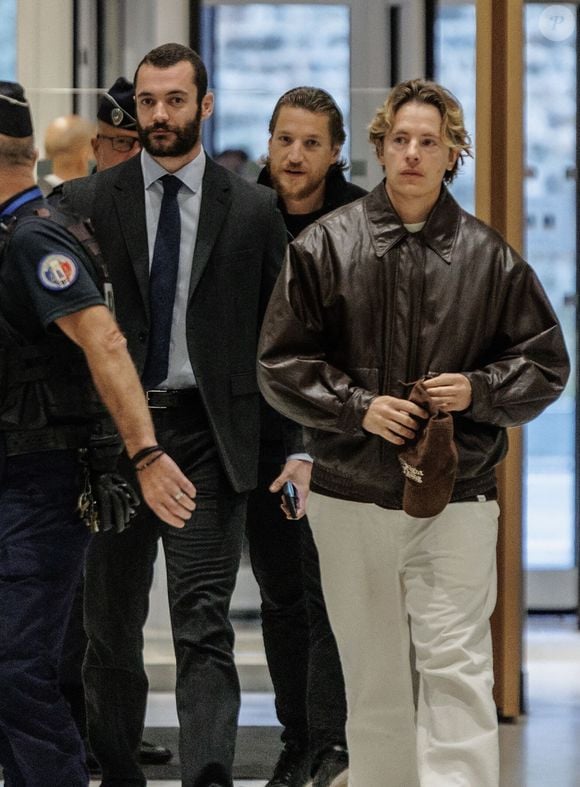 Louis Sarkozy, Jean Sarkozy et Pierre Sarkozy - Les fils de Nicolas Sarkozy arrivent au Tribunal judiciaire (Batignolles, 32ème chambre correctionnelle) pour l'annonce de la décision dans le cadre du procès Lybien le 25 septembre 2025. Nicolas Sarkozy est déclaré coupable d'association de malfaiteurs mais relaxé des autres chefs d'accusation.