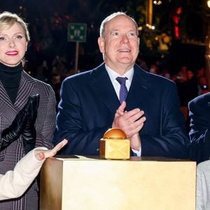 Le prince Albert II de Monaco et la princesse Charlène, avec leurs enfants, les jumeaux princiers, Jacques et Gabriella, ont donné le coup d'envoi des illuminations de la SBM, sur la Place du Casino de Monaco, le 30 novembre 2024. C'est sous le regard de leurs parents, du ministre d'Etat, Didier Guillaume, et de Stéphane Valeri, le président-délégué de la Société des Bains de Mer, que le prince héréditaire Jacques et sa soeur la princesse Gabriella, ont appuyé sur le buzzer déclenchant ainsi l'allumage des décors de la Place. Les boules à neige géantes sont installées sur la place avec un tout nouveau décor animé dédié aux "moments magiques de Noël". Calendrier de l’Avent, décoration du sapin, repas de fête, douce nuit de Noël ou encore la découverte des cadeaux sont mis en scène et en musique dans chacune des cinq boules disposées autour du sapin de 18mètres de haut. © Claudia Albuquerque/Bestimage