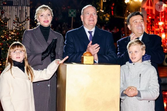 Le prince Albert II de Monaco et la princesse Charlène, avec leurs enfants, les jumeaux princiers, Jacques et Gabriella, ont donné le coup d'envoi des illuminations de la SBM, sur la Place du Casino de Monaco, le 30 novembre 2024. C'est sous le regard de leurs parents, du ministre d'Etat, Didier Guillaume, et de Stéphane Valeri, le président-délégué de la Société des Bains de Mer, que le prince héréditaire Jacques et sa soeur la princesse Gabriella, ont appuyé sur le buzzer déclenchant ainsi l'allumage des décors de la Place. Les boules à neige géantes sont installées sur la place avec un tout nouveau décor animé dédié aux "moments magiques de Noël". Calendrier de l’Avent, décoration du sapin, repas de fête, douce nuit de Noël ou encore la découverte des cadeaux sont mis en scène et en musique dans chacune des cinq boules disposées autour du sapin de 18mètres de haut. © Claudia Albuquerque/Bestimage