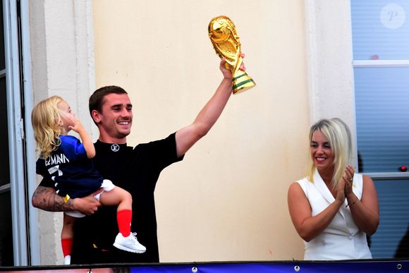 “On était logés dans une résidence avec une cantine, que l’on partageait avec les étudiants d’une université voisine”, raconte Antoine Griezmann à GQ

Antoine avec sa femme Erika Choperena et sa fille Mia - Antoine Griezmann venu remercier les supporters de sa ville natale de Mâcon, suite à la victoire de la coupe du monde de football 2018 le 20 juiilet 2018
© Romain Doucelin / Bestimage
