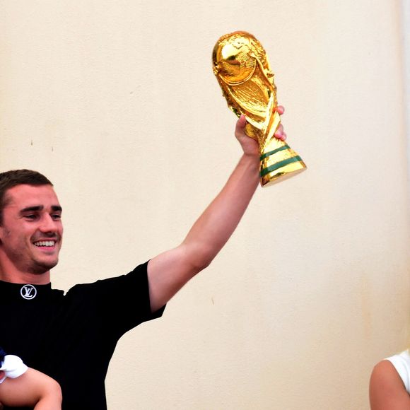 “On était logés dans une résidence avec une cantine, que l’on partageait avec les étudiants d’une université voisine”, raconte Antoine Griezmann à GQ

Antoine avec sa femme Erika Choperena et sa fille Mia - Antoine Griezmann venu remercier les supporters de sa ville natale de Mâcon, suite à la victoire de la coupe du monde de football 2018 le 20 juiilet 2018
© Romain Doucelin / Bestimage