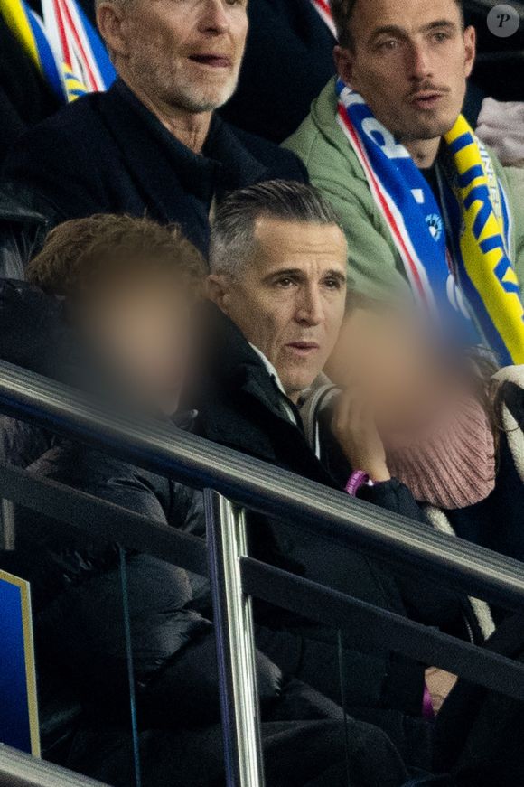 Guillaume Canet et ses enfants Marcel et Louise dans les tribunes du match de qualification de la Coupe du monde 2026 entre la France contre l'Ukraine (4-0) au Parc des Princes à Paris le 13 novembre 2025. © Cyril moreau/Bestimage