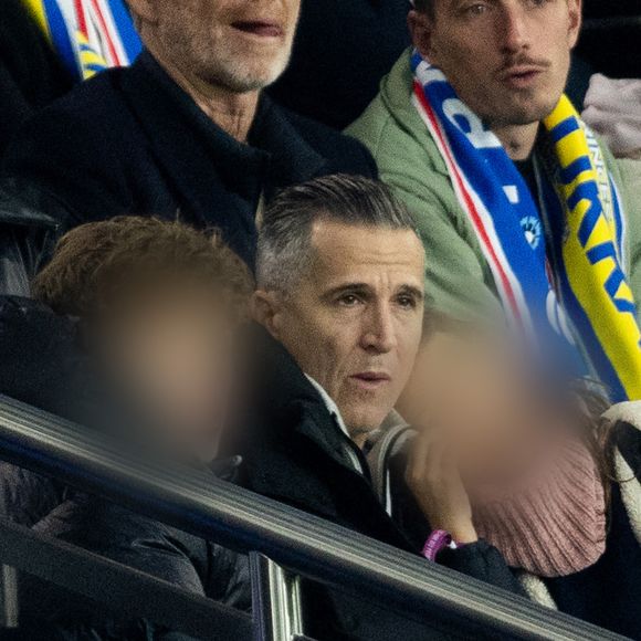 Guillaume Canet et ses enfants Marcel et Louise dans les tribunes du match de qualification de la Coupe du monde 2026 entre la France contre l'Ukraine (4-0) au Parc des Princes à Paris le 13 novembre 2025. © Cyril moreau/Bestimage