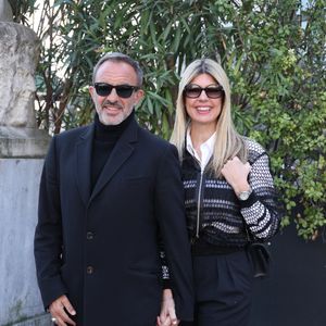 Nikos Aliagas avec sa compagne Tina Grigoriou au défilé Elie Saab "Collection Prêt-à-Porter Automne/Hiver 2025-2026" lors de la Fashion Week de Paris (PFW), le 7 mars 2025.

© Denis Guignebourg / Bestimage
