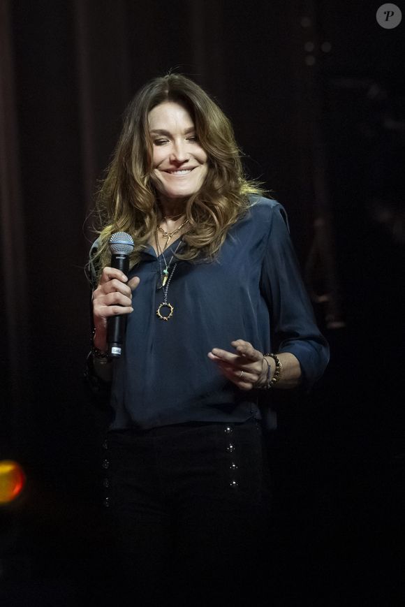 Carla Bruni - Scène du Gala de la Fondation Recherche Alzheimer placée sous le signe de l’émotion et du partage avec un concert unique sur le thème "2 générations chantent pour la 3ème" à l’Olympia à Paris le 17 mars 2025. © Olivier Borde - Bertrand Rindoff/Bestimage