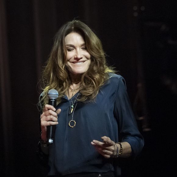 Carla Bruni - Scène du Gala de la Fondation Recherche Alzheimer placée sous le signe de l’émotion et du partage avec un concert unique sur le thème "2 générations chantent pour la 3ème" à l’Olympia à Paris le 17 mars 2025. © Olivier Borde - Bertrand Rindoff/Bestimage