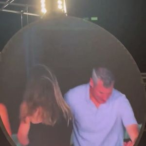 Info - Andy Byron, l'ancien PDG d'Astronomer, attaque en justice le groupe Coldplay - Lors d'un concert de Coldplay au Gillette Stadium de Boston, une séquence qui devait être amusante est vite devenue très gênante. Comme souvent dans les stades américains, une "Kiss Cam" - une caméra qui filme un couple dans la foule pour les inviter à s'embrasser s'est arrêtée sur deux spectateurs proches et visiblement complices. Le chanteur Chris Martin a commenté la scène sur le ton de l'humour : "Oh regardez ces deux-là... Comment ça va ? Hein ? Soit ils ont une liaison, soit ils sont juste très timides", a-t-il lancé en riant. Une blague qui allait se révéler étrangement juste...
X via Bestimage
Coldplay a accidentellement révélé une prétendue liaison entre Andy Byron, PDG d'Astronomer (une grosse entreprise américaine) et sa collègue Kristin Cabot à leur concert avec la Love Cam. Problème : les deux seraient mariés.. mais pas ensemble !
Les deux personnes filmées étaient Andy Byron, PDG de la société Astronomer, et Kristin Cabot, cadre de la même entreprise. Problème : Andy Byron est marié et père de famille. Pris au dépourvu par la caméra et les projecteurs, le duo a rapidement détourné les yeux, s'est couvert le visage, puis a quitté précipitamment la zone sous les rires du public.
Très vite, la vidéo a été diffusée sur TikTok, Instagram, X et d'autres plateformes. Le clip est devenu viral, provoquant un tollé en ligne.
Le scandale ne reste pas cantonné à la sphère privée. Astronomer, l'entreprise dirigée par Andy Byron, est valorisée à plus d'un milliard de dollars. Voir son PDG - et la responsable des ressources humaines - exposés dans une situation aussi délicate risque d'avoir de lourdes répercussions internes.