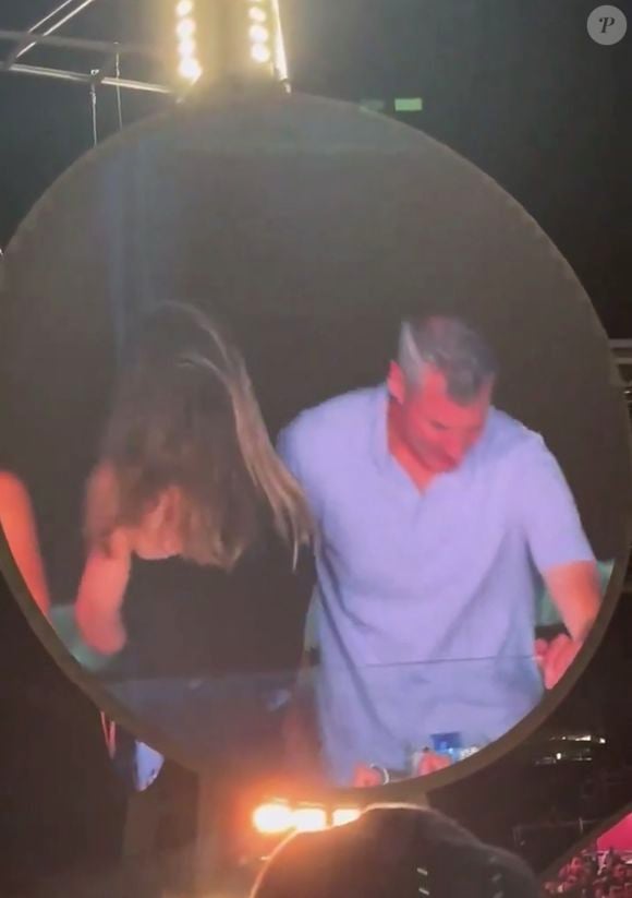 Info - Andy Byron, l'ancien PDG d'Astronomer, attaque en justice le groupe Coldplay - Lors d'un concert de Coldplay au Gillette Stadium de Boston, une séquence qui devait être amusante est vite devenue très gênante. Comme souvent dans les stades américains, une "Kiss Cam" - une caméra qui filme un couple dans la foule pour les inviter à s'embrasser s'est arrêtée sur deux spectateurs proches et visiblement complices. Le chanteur Chris Martin a commenté la scène sur le ton de l'humour : "Oh regardez ces deux-là... Comment ça va ? Hein ? Soit ils ont une liaison, soit ils sont juste très timides", a-t-il lancé en riant. Une blague qui allait se révéler étrangement juste...
X via Bestimage
Coldplay a accidentellement révélé une prétendue liaison entre Andy Byron, PDG d'Astronomer (une grosse entreprise américaine) et sa collègue Kristin Cabot à leur concert avec la Love Cam. Problème : les deux seraient mariés.. mais pas ensemble !
Les deux personnes filmées étaient Andy Byron, PDG de la société Astronomer, et Kristin Cabot, cadre de la même entreprise. Problème : Andy Byron est marié et père de famille. Pris au dépourvu par la caméra et les projecteurs, le duo a rapidement détourné les yeux, s'est couvert le visage, puis a quitté précipitamment la zone sous les rires du public.
Très vite, la vidéo a été diffusée sur TikTok, Instagram, X et d'autres plateformes. Le clip est devenu viral, provoquant un tollé en ligne.
Le scandale ne reste pas cantonné à la sphère privée. Astronomer, l'entreprise dirigée par Andy Byron, est valorisée à plus d'un milliard de dollars. Voir son PDG - et la responsable des ressources humaines - exposés dans une situation aussi délicate risque d'avoir de lourdes répercussions internes.