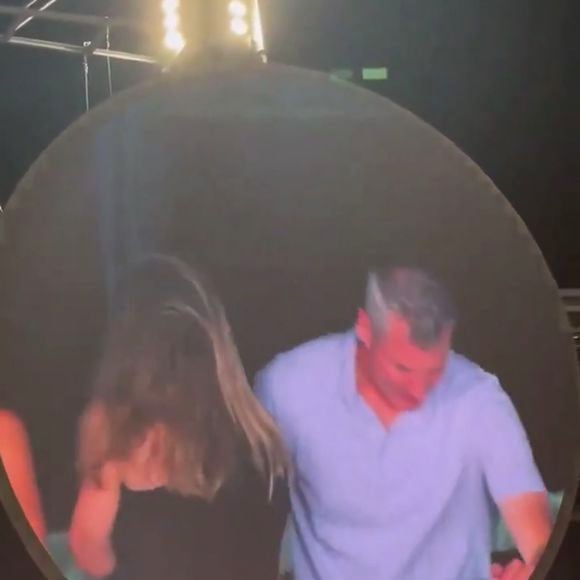 Info - Andy Byron, l'ancien PDG d'Astronomer, attaque en justice le groupe Coldplay - Lors d'un concert de Coldplay au Gillette Stadium de Boston, une séquence qui devait être amusante est vite devenue très gênante. Comme souvent dans les stades américains, une "Kiss Cam" - une caméra qui filme un couple dans la foule pour les inviter à s'embrasser s'est arrêtée sur deux spectateurs proches et visiblement complices. Le chanteur Chris Martin a commenté la scène sur le ton de l'humour : "Oh regardez ces deux-là... Comment ça va ? Hein ? Soit ils ont une liaison, soit ils sont juste très timides", a-t-il lancé en riant. Une blague qui allait se révéler étrangement juste...
X via Bestimage
Coldplay a accidentellement révélé une prétendue liaison entre Andy Byron, PDG d'Astronomer (une grosse entreprise américaine) et sa collègue Kristin Cabot à leur concert avec la Love Cam. Problème : les deux seraient mariés.. mais pas ensemble !
Les deux personnes filmées étaient Andy Byron, PDG de la société Astronomer, et Kristin Cabot, cadre de la même entreprise. Problème : Andy Byron est marié et père de famille. Pris au dépourvu par la caméra et les projecteurs, le duo a rapidement détourné les yeux, s'est couvert le visage, puis a quitté précipitamment la zone sous les rires du public.
Très vite, la vidéo a été diffusée sur TikTok, Instagram, X et d'autres plateformes. Le clip est devenu viral, provoquant un tollé en ligne.
Le scandale ne reste pas cantonné à la sphère privée. Astronomer, l'entreprise dirigée par Andy Byron, est valorisée à plus d'un milliard de dollars. Voir son PDG - et la responsable des ressources humaines - exposés dans une situation aussi délicate risque d'avoir de lourdes répercussions internes.