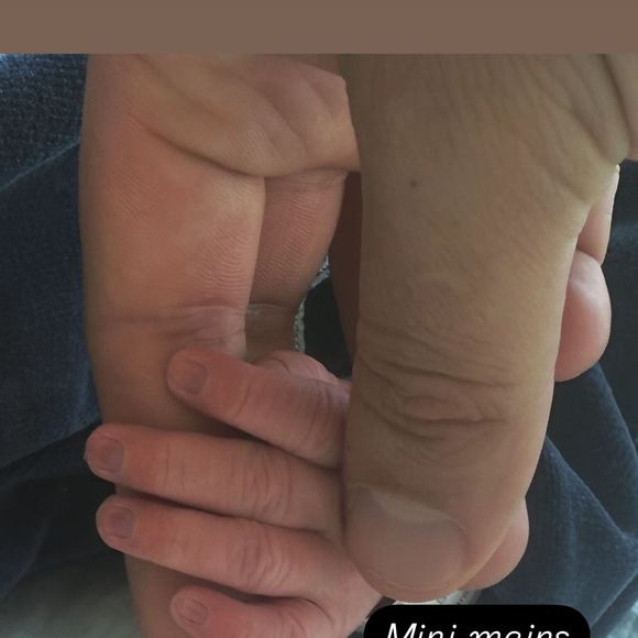 Première photo du bébé d'Alain-Fabien Delon et Laura Bensadoun, Romy