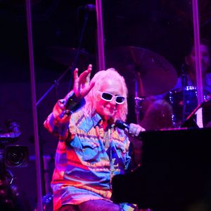 Malgré une longue attente, son apparition a été accueillie avec émotion par un public fidèle et transgénérationnel.

M.Polnareff lors de son concert à la citadelle de Saint-Tropez, le 13 août 2024.  © Brun Jacob / Nice Matin / Bestimage