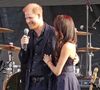 La robe bleu nuit Carolina Herrera que portait Meghan Markle, sublimée par ses bracelets en or et sa montre Cartier, soulignait sa silhouette. 

Santa Barbara, Californie. Le prince Harry (duc de Sussex) et son épouse Meghan sont apparus ensemble à l'événement One805 Live! au terrain de polo de Kevin Costner à Santa Barbara, en hommage aux premiers intervenants. Le couple est arrivé ensemble vers 17 h (20 septembre). 

© Backgrid USA / Bestimage