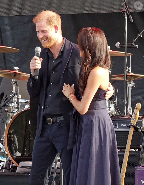 La robe bleu nuit Carolina Herrera que portait Meghan Markle, sublimée par ses bracelets en or et sa montre Cartier, soulignait sa silhouette. 

Santa Barbara, Californie. Le prince Harry (duc de Sussex) et son épouse Meghan sont apparus ensemble à l'événement One805 Live! au terrain de polo de Kevin Costner à Santa Barbara, en hommage aux premiers intervenants. Le couple est arrivé ensemble vers 17 h (20 septembre). 

© Backgrid USA / Bestimage