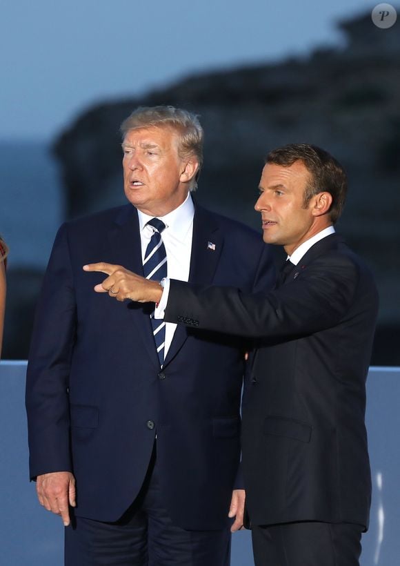 Le président américain Donald Trump et le président français Emmanuel Macron - Les dirigeants du G7 et leurs invités posent pour une photo de famille lors du sommet du G7 à Biarritz, France, le 25 août 2019. © Dominique Jacovides/Bestimage