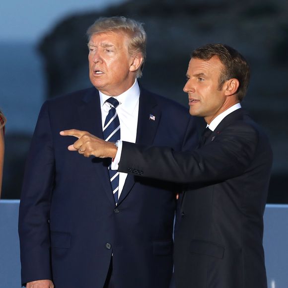 Le président américain Donald Trump et le président français Emmanuel Macron - Les dirigeants du G7 et leurs invités posent pour une photo de famille lors du sommet du G7 à Biarritz, France, le 25 août 2019. © Dominique Jacovides/Bestimage