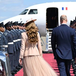 Le prince William, prince de Galles, et Catherine (Kate) Middleton, princesse de Galles, accueillent le couple présidentiel français le président Emmanuel Macron et sa femme la Première Dame Brigitte Macron à l'aéroport Station RAF de Northolt, à Ruislip, Royaume Uni, le 8 juillet 2025. © Jeanne Accorsini/Pool/Bestimage