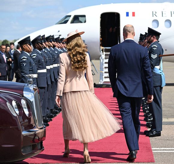 Le prince William, prince de Galles, et Catherine (Kate) Middleton, princesse de Galles, accueillent le couple présidentiel français le président Emmanuel Macron et sa femme la Première Dame Brigitte Macron à l'aéroport Station RAF de Northolt, à Ruislip, Royaume Uni, le 8 juillet 2025. © Jeanne Accorsini/Pool/Bestimage