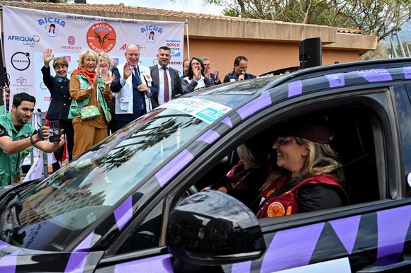 Le prince Albert II de Monaco a donné le départ de la 34eme édition du Rallye des Gazelles, depuis le chapiteau de Fonvieille à Monaco, en compagnie de Dominique Serra, la fondatrice et présidente du Rallye, de la marraine de coeur pour 2025, Luana Belmondo, Nadia Fettah Alaoui, la ministre de l'Economie et des Finances du Royaume du Maroc, du président du Conseil National Monégasque, Thomas Brezzo, et des personnalités du gouvernement, le 12 avril 2025© Bruno Bebert / Bestimage