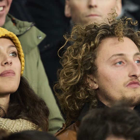 Jenaye Noah et son frère Joalukas Noah - Célébrités dans les tribunes lors du match de Ligue 1 McDonald's opposant le Paris Saint-Germain (PSG) à l'Olympique de Marseille (OM) - (3-1) au Parc des Princes à Paris le 16 mars 2025. © Cyril Moreau/Bestimage