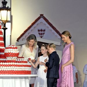 La princesse Caroline de Hanovre, la princesse Charlene de Monaco, ses enfants, le prince héréditaire Jacques et la princesse Gabriella à la célébration des 20 ans de règne d'Albert II de Monaco sur la place du Palais à Monaco, le 19 juillet 2025. 

Photo : Bruno Bebert / Bestimage